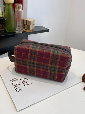Small contrast plaid clutch bag with zipper, made of polyester, featuring stylish geometric patterns in rich colors.