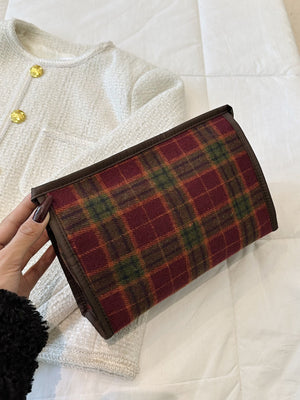 Stylish contrast plaid clutch with zipper, perfect for everyday use. Small and chic, ideal for any outfit.