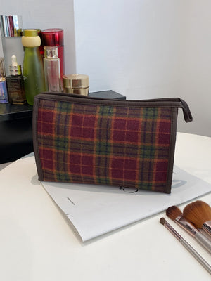 Contrast plaid clutch with zipper in red and green, perfect for makeup or small accessories, made of durable polyester.