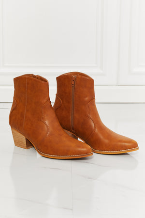 MMShoes Watertower Town ankle boots in ochre, faux leather, block heel, pointed toe, Western-inspired style.