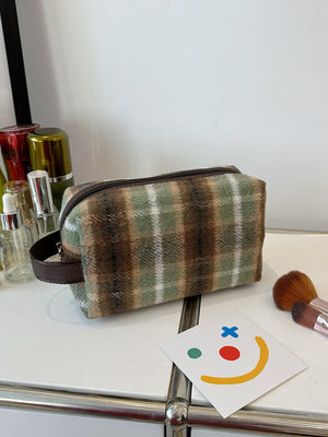 Small contrast plaid clutch bag with zipper in green and brown hues, made of polyester, perfect for cosmetics and accessories.