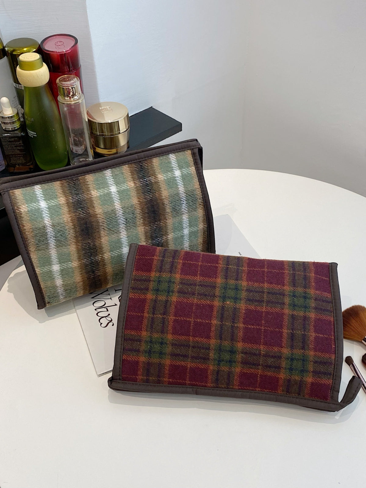 Stylish Contrast Plaid Clutch with Zipper, featuring small size and durable polyester, perfect for stylish organization.