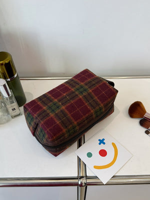 Contrast plaid clutch with zipper made of polyester, small size, perfect for stylish organization.