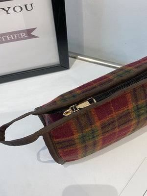 Contrast plaid clutch with zipper, small size, polyester material, stylish and functional, perfect for everyday use.